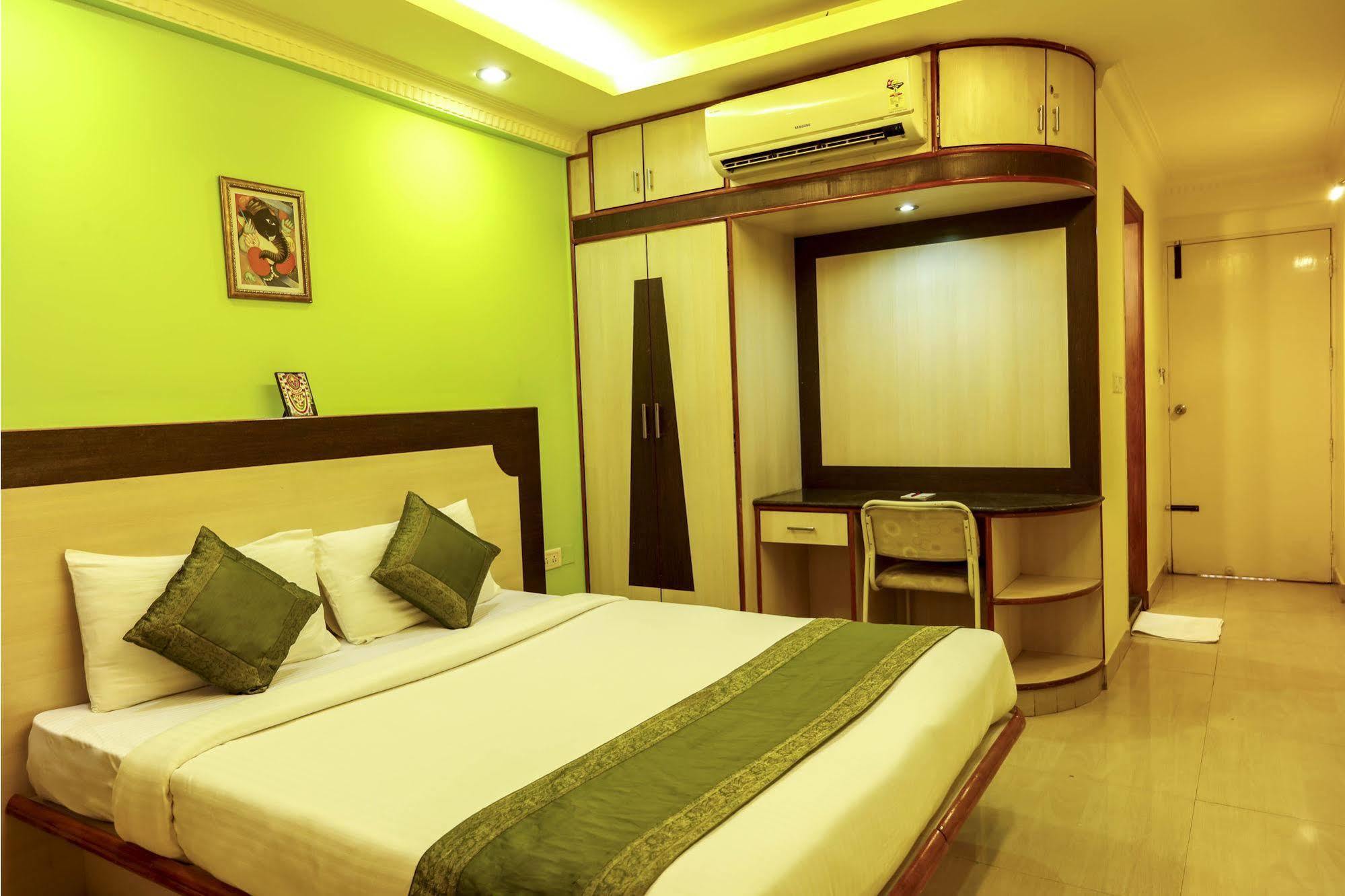 Treebo Trip Grand Regency Hotell Bangalore Exteriör bild